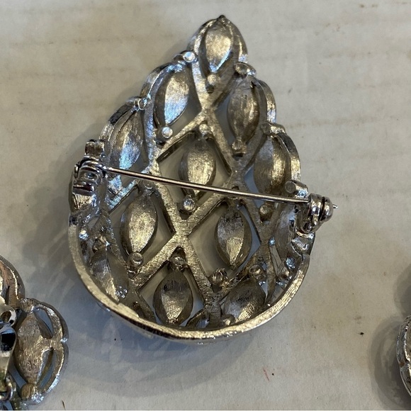 Vintage Basket Brooch and Earrings Set  Rhinestone Shield Silver Set - Picture 4 of 15
